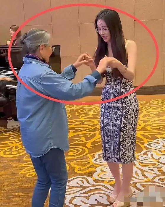 王力宏新女友曝光：发如黑瀑，貌美如花，腰肢纤袅，身材火辣，还亲密地陪王力宏母亲跳