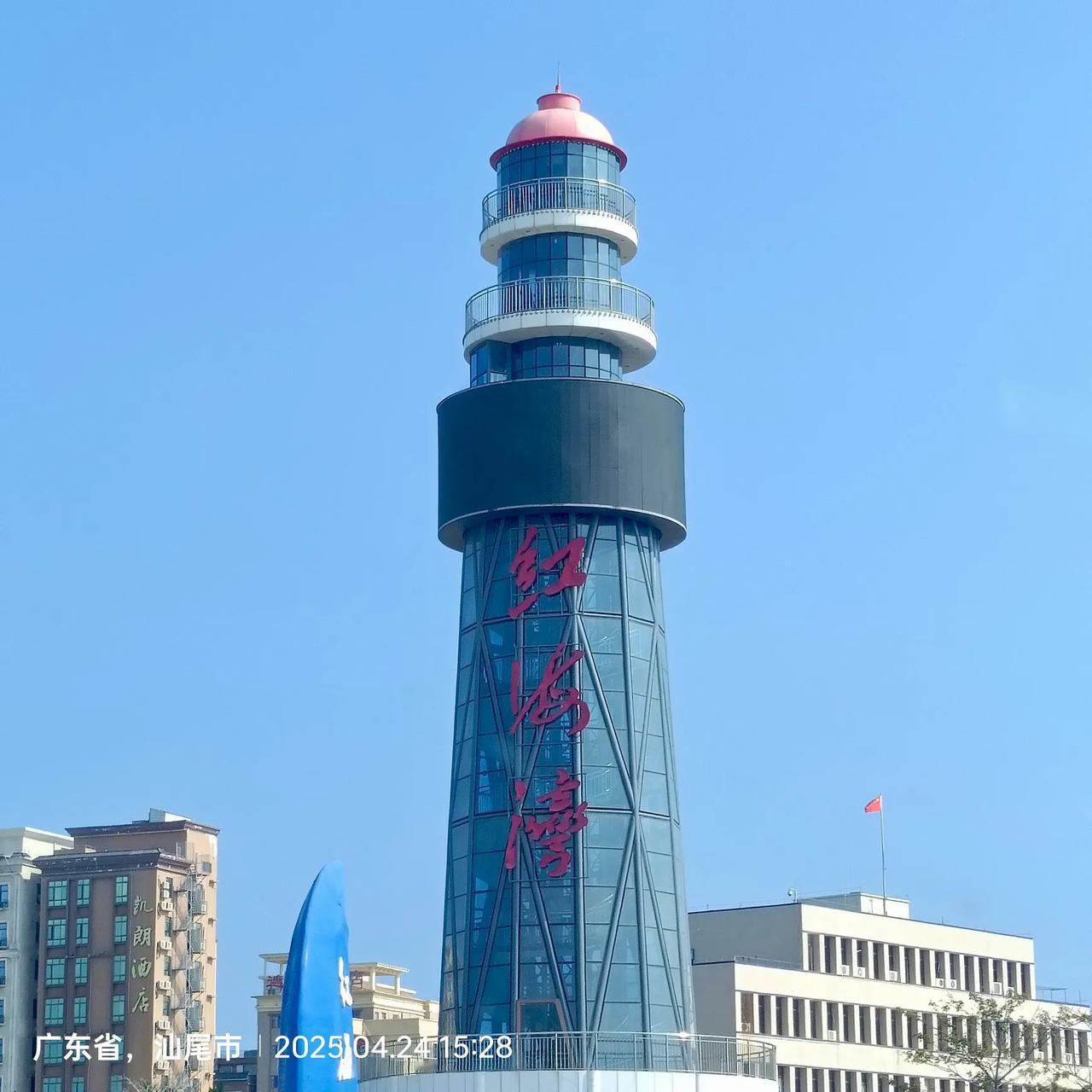 静静地站在海边，吹着海风，看着深邃又清澈的海水，感觉可以抛掉所有烦恼。汕尾风车岛