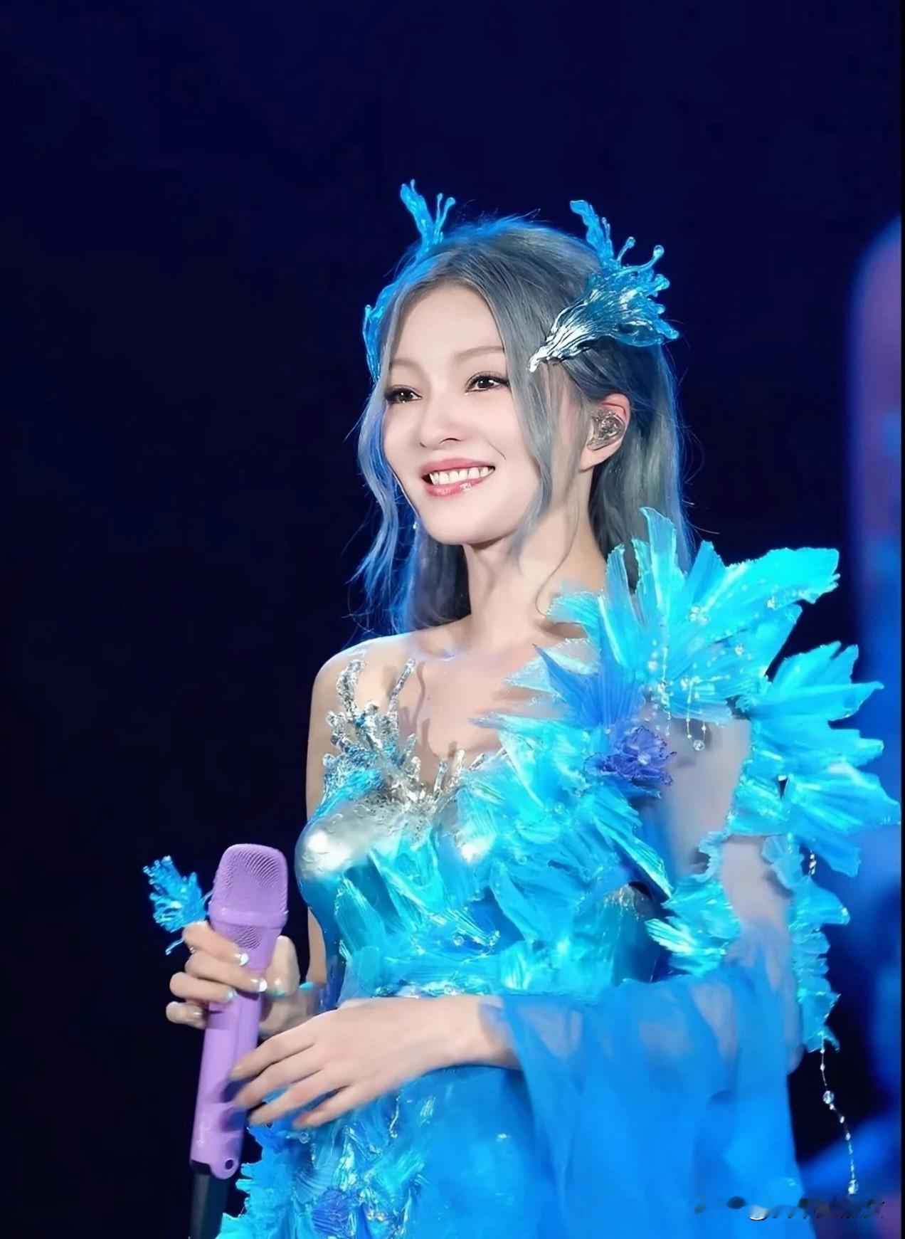 我严重怀疑，
张韶涵之所以开演唱会，
根本不是为了出来捞一笔钱的，而是为了能唱一