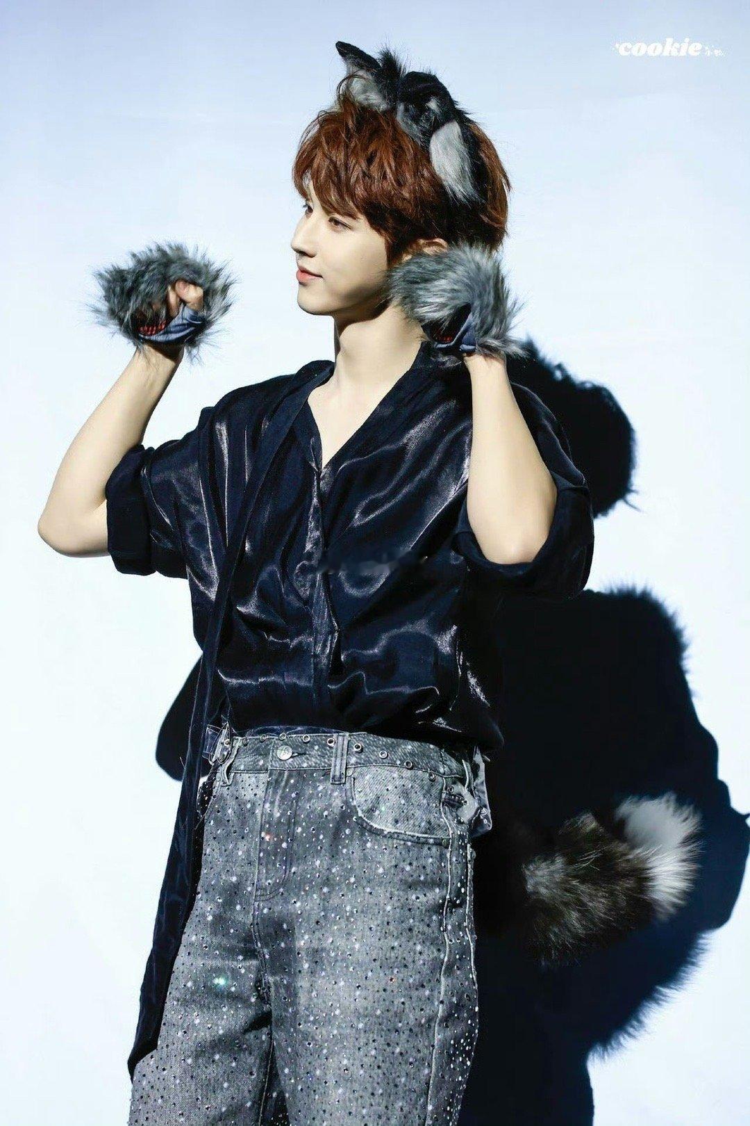 郭俊辰会扭就多扭 郭俊辰的舞台魅力在于“精准的随性”。看似随意的扭动摇摆，其实每