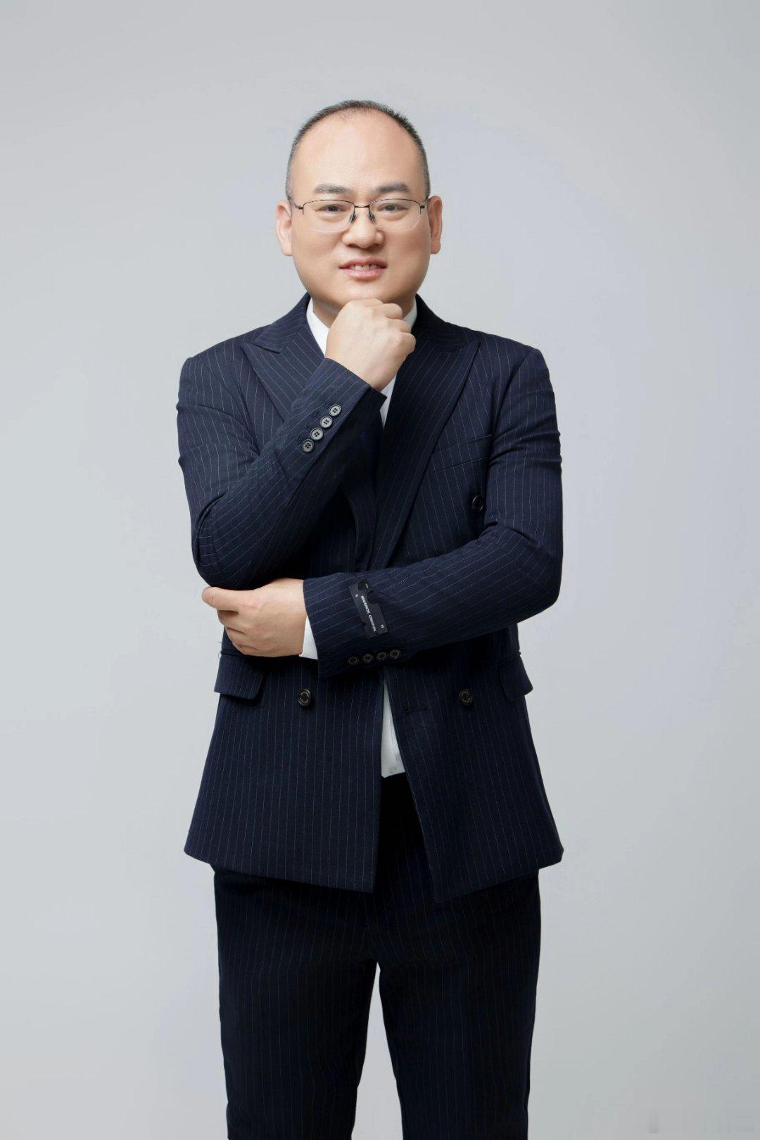 很多人问我：AI时代普通人怎么办？我的答案一直没变：别追技术，看懂产业就够了。技
