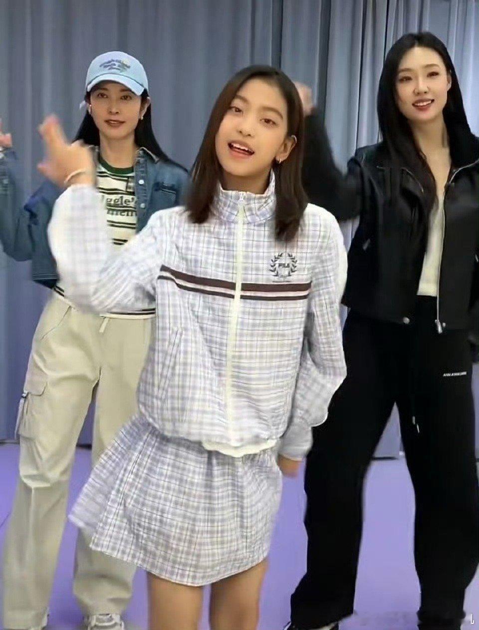 管乐被李雪女儿的学舞速度震惊到了 李雪女儿学舞速度也太快了吧，管乐那个震惊的小表