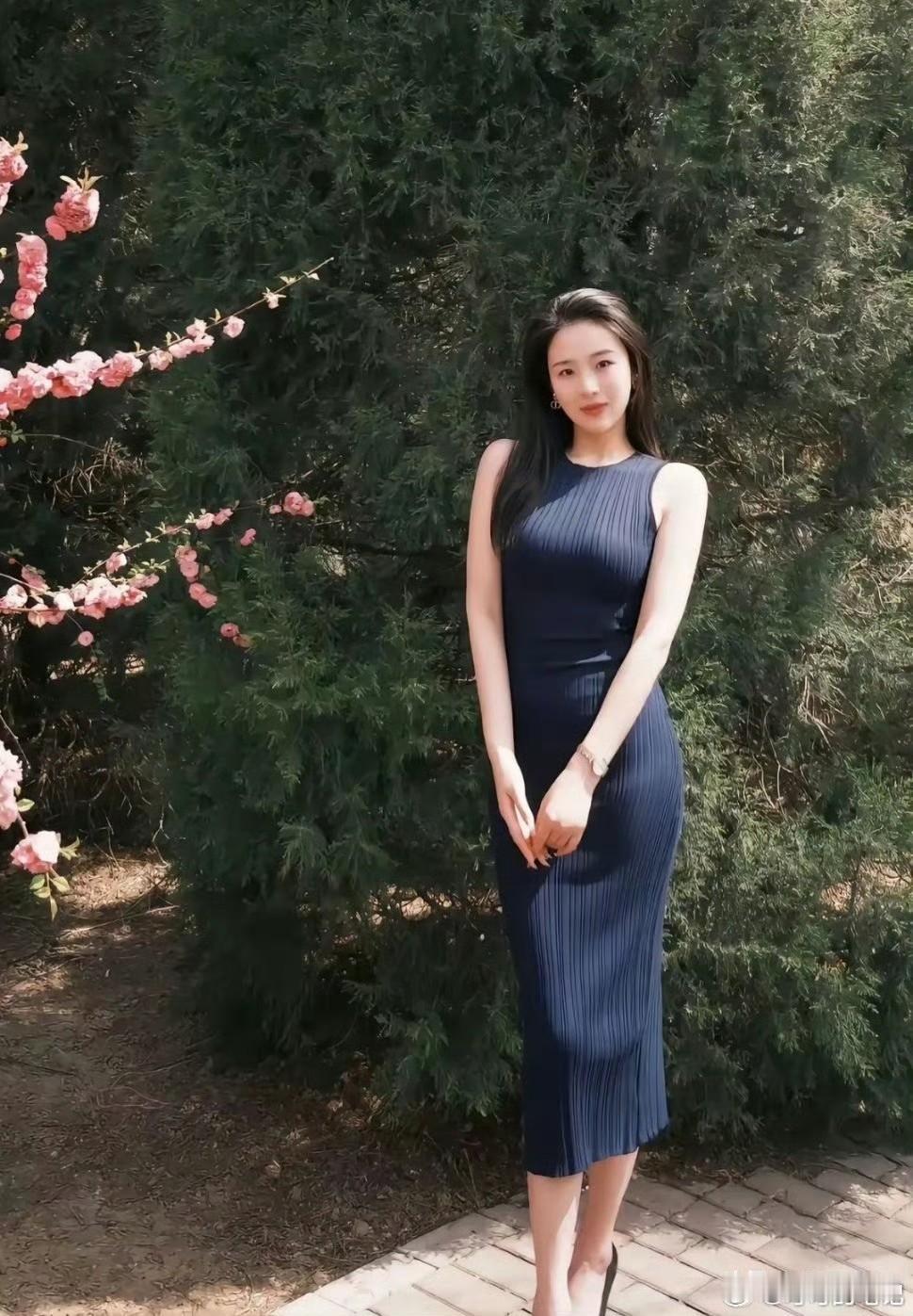 “这哪是‘风韵犹存’，分明是‘法力无边’嘛，太有女人味了！” ​​​