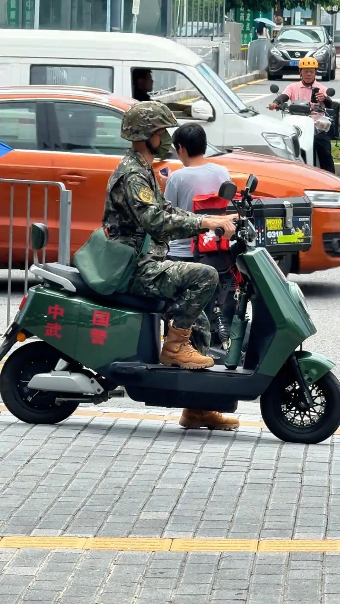 武警部队的“小电驴”。这玩意确实挺适合武警巡逻执勤的，方便快捷，尤其是在城区。还