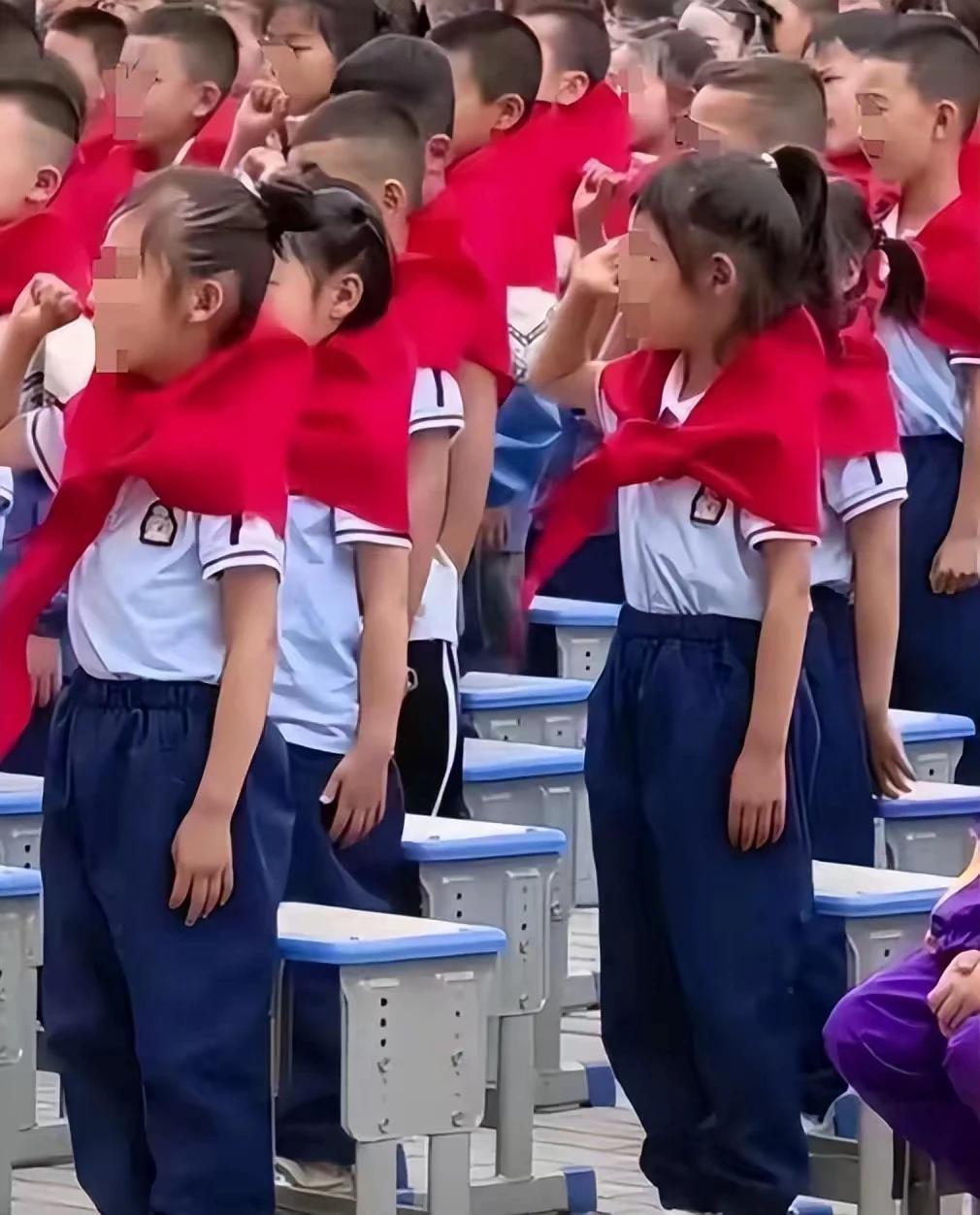 最近红领巾一事传的沸沸扬扬，那就是披肩系法。披肩系法可能是无心之举，但确实是跟日