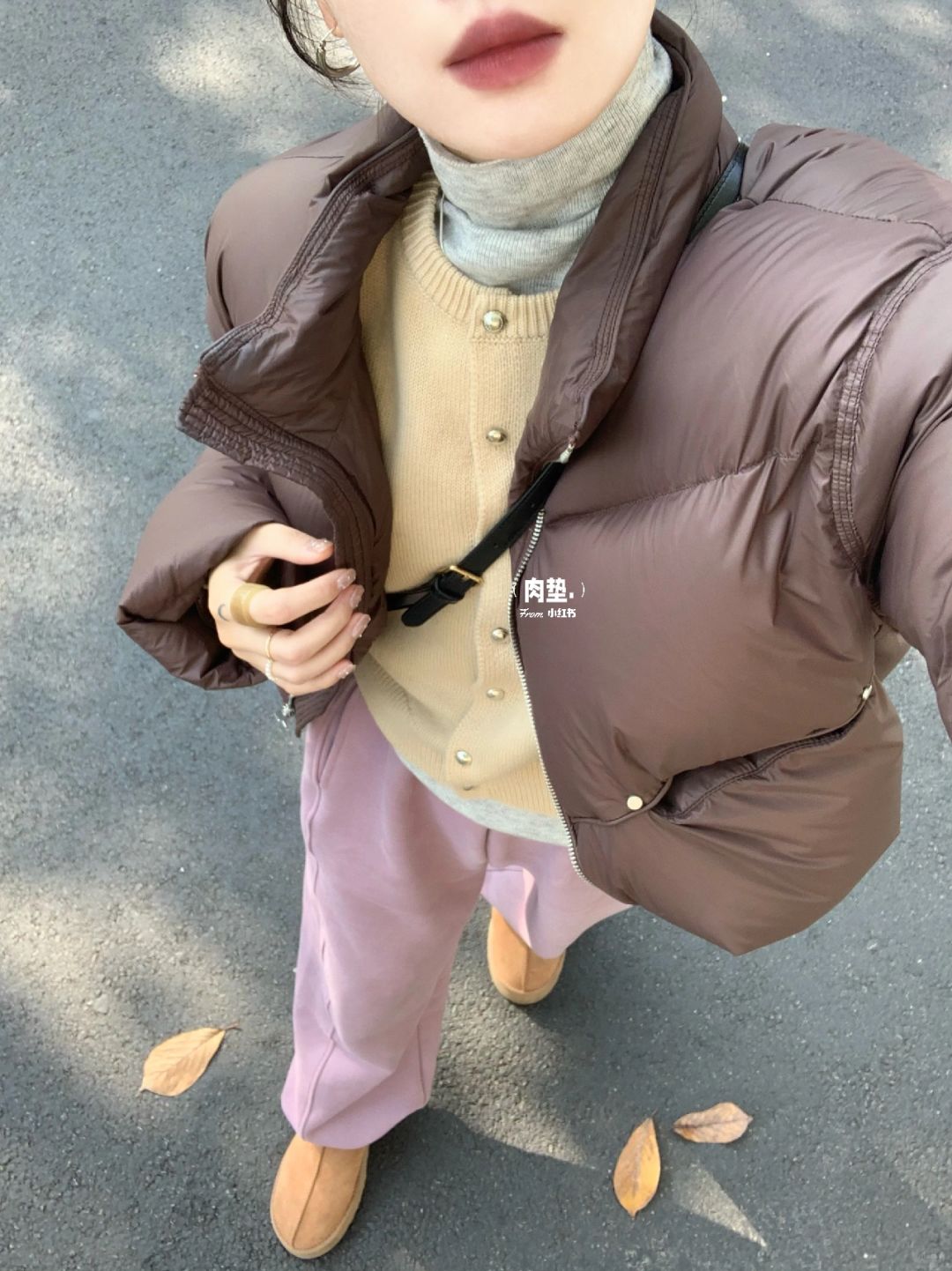 榛果酱红色面包羽绒配紫裤子好绝奥！