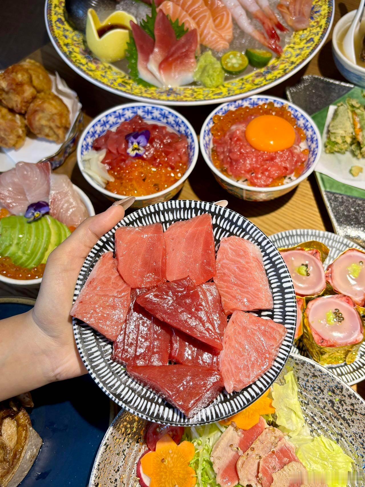 超800斤的金枪鱼被拍出20万员工有归属感，客户也觉得新鲜有诚意，赚回好几倍的效