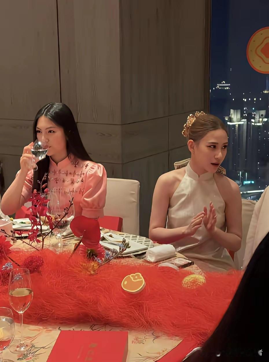 王诗龄才16岁，居然成功名媛圈里的佼佼者，英国留学，王室座上嘉宾，如今假期回国更