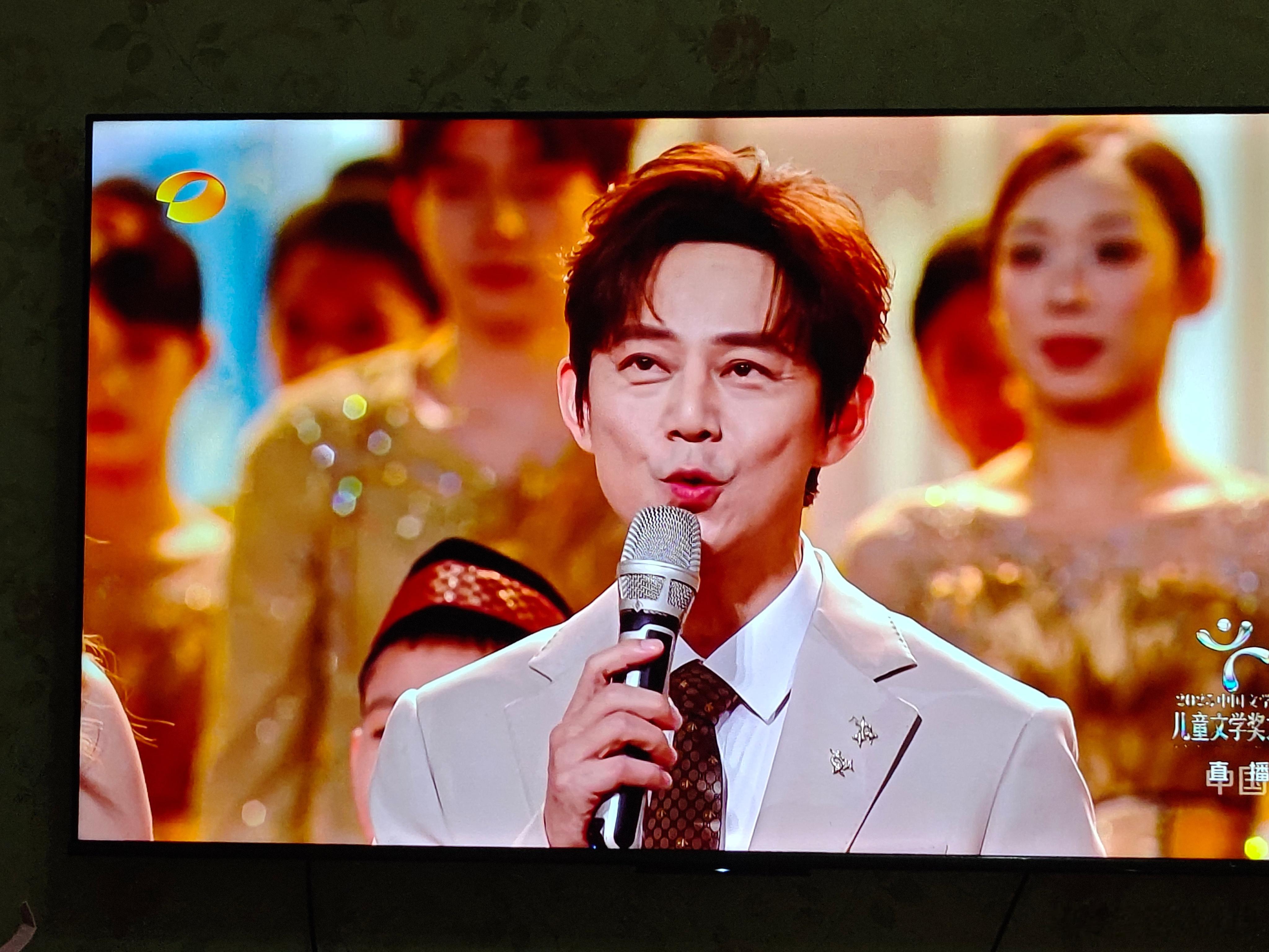 湖南卫视热度高节目多，主持人也沾光曝光率高赚钱多，但湖南卫视看似主持人不少，能用