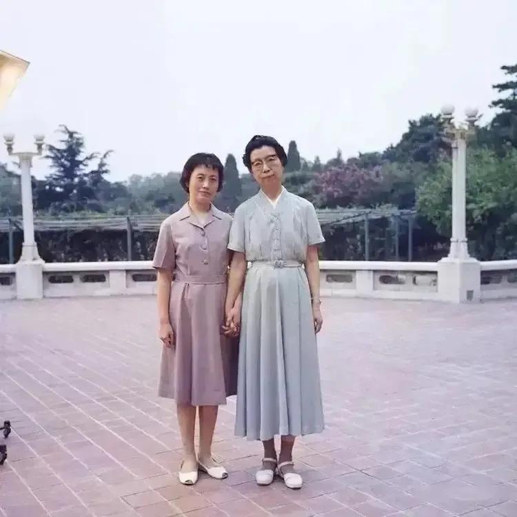 江青与毛主席生活秘书张玉凤的合影

张玉凤虽看似身材娇小，弱不禁风，但实则是一个