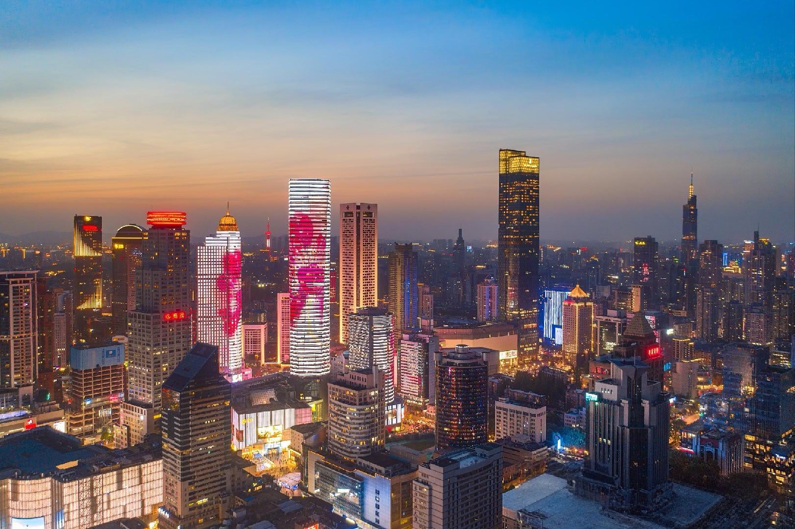 第一财经：全国已有至少21个省份公布了2025年常住人口数据。实现正增长的省份有