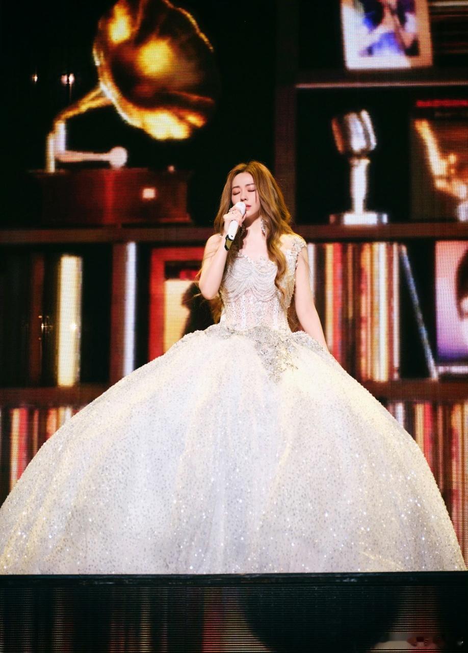 张靓颖世巡跨国三城预售 跨越时区的“追”光之旅，时间巡演广州 / 大西洋城 / 