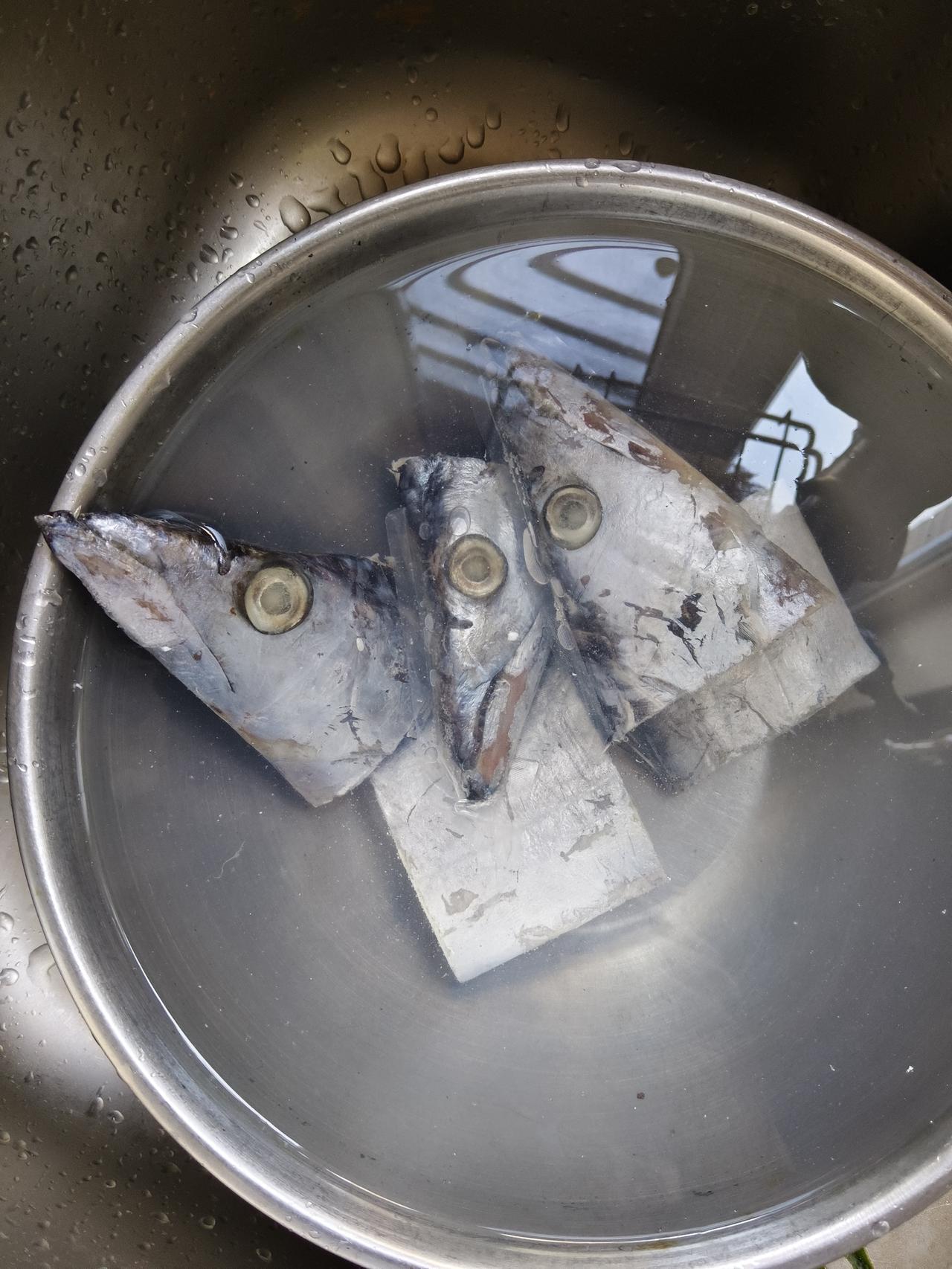 三头六臂海刀鱼
       星期六准备改善一下生活，把冰箱里的冻刀鱼拿出来化一