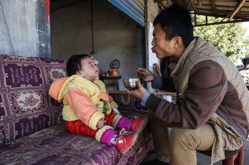 12月28日四川这出小叔子探望刚生产完嫂嫂的戏码，简直太逗了。小叔子还没到病床前