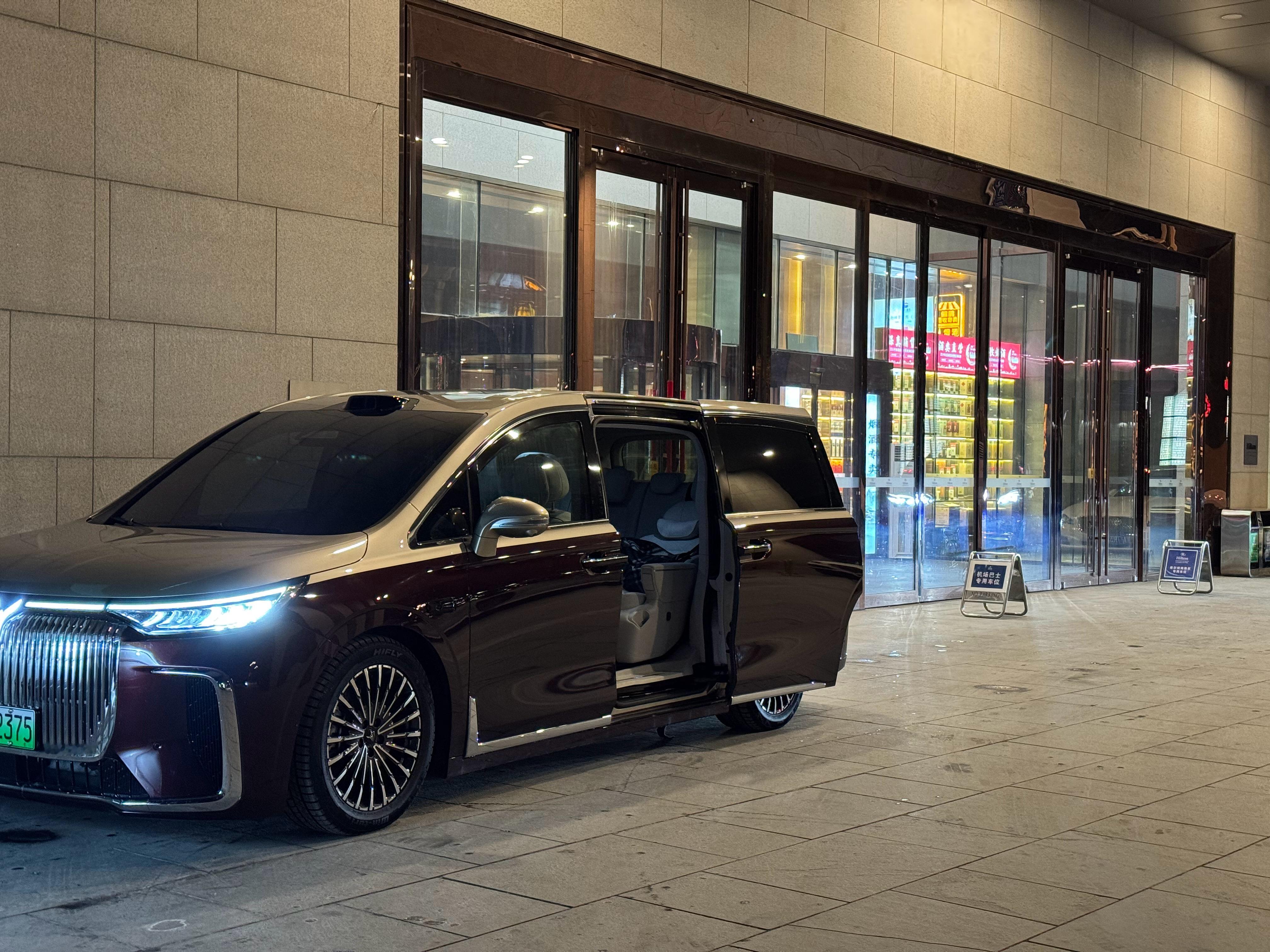 新款梦想家这个金銮红双拼实车颜色 这几天越看越顺眼，是因为年龄到了吗？