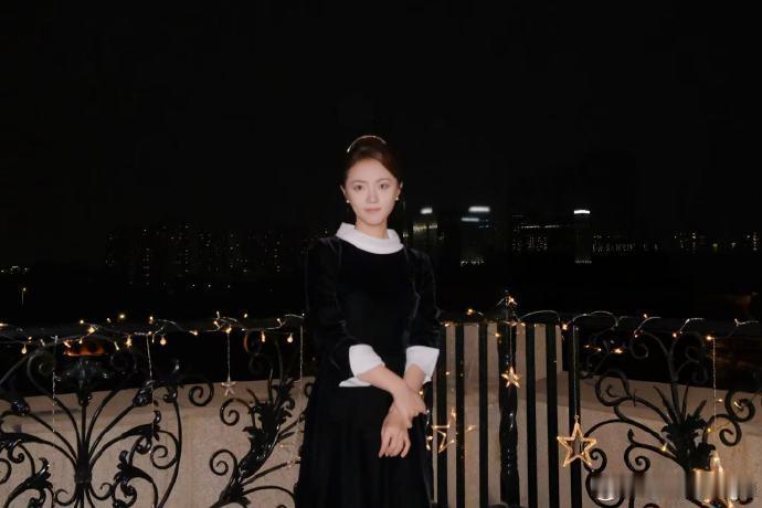 赵今麦职场穿搭美成啥了赵今麦怼脸好萌 职场穿搭很美，怼脸也好萌 ​​​