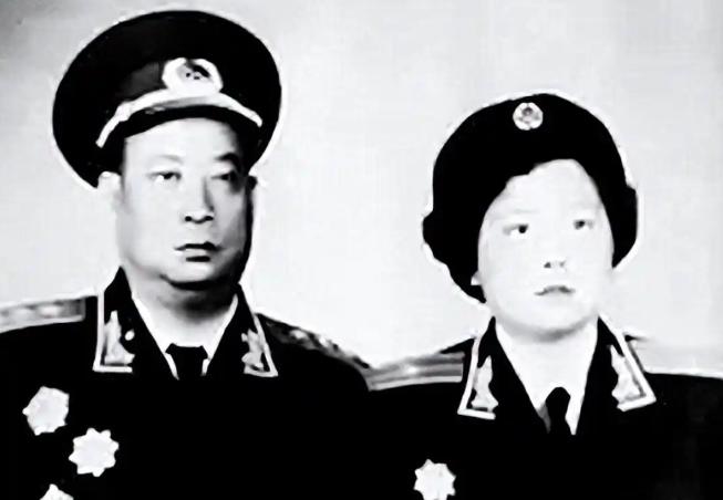 这是1954年，独臂将军贺炳炎与妻子姜平、长子贺雷生合影留念。贺炳炎1935年率