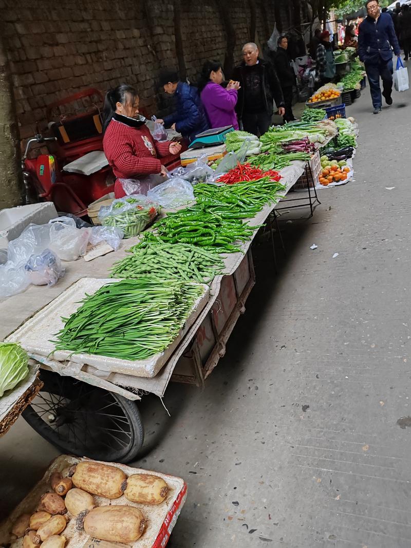 我们村上有一个人，平时打牌输几百几千眼睛都不眨一下，但是去菜市场买菜也好商场买东