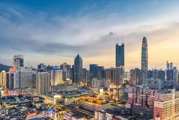 今天的中国这般强大，其实是很反常的，中国本该比现在更穷困、更落后、更弱小才对。