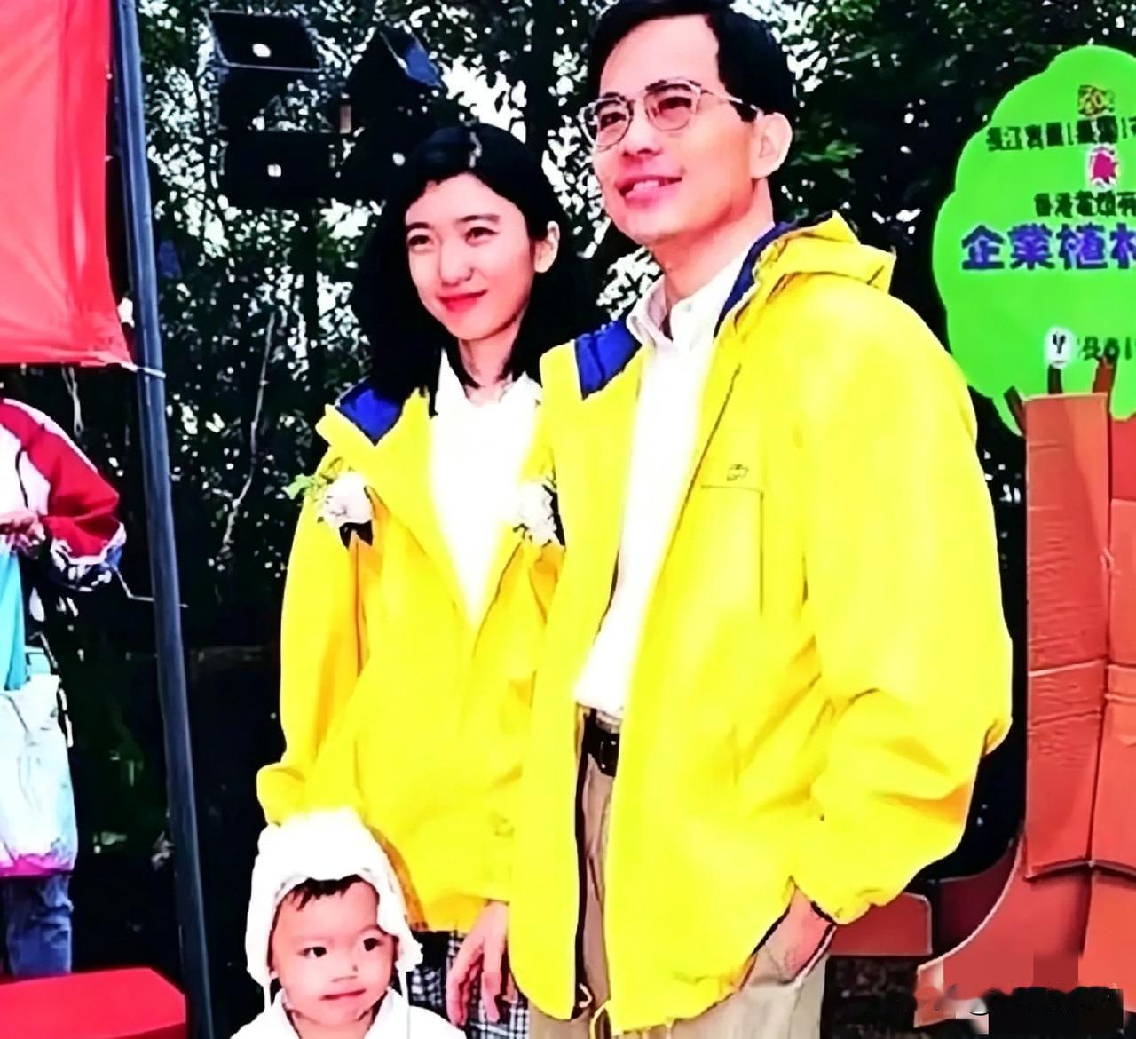 早些年长江集团搞植树节活动的时候，李嘉诚的大儿子李泽钜，带着妻子王俪桥还有家里小