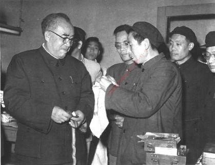 1961年4月8日，朱德视察成都量具刃具厂