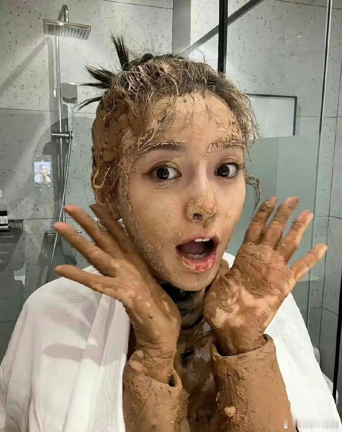 看来白鹿确实要比Angelababy更豁的出去呀，怪不得火的更快呢 ​​​