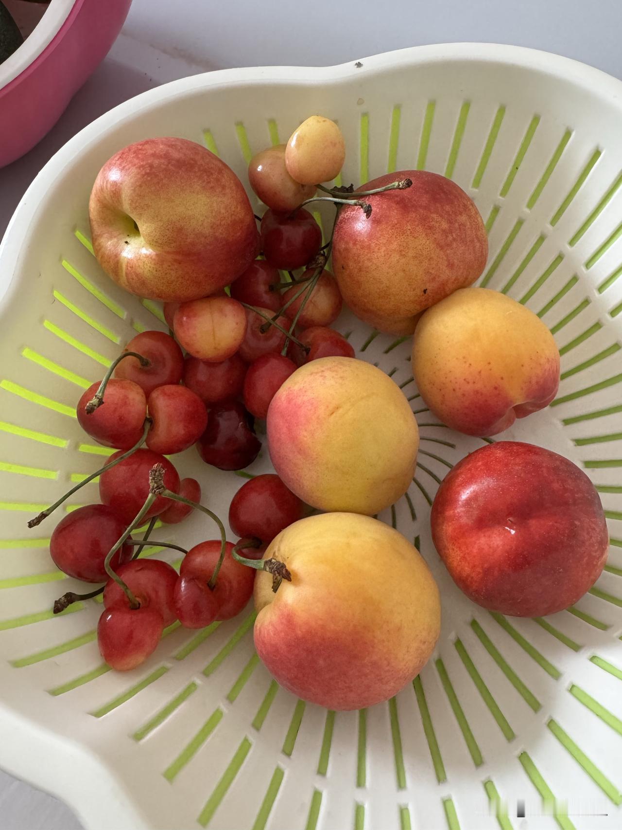 点外卖占不到生活中的10%。
家里面专门有大厨给做饭，没有必要点外卖。除非特别特