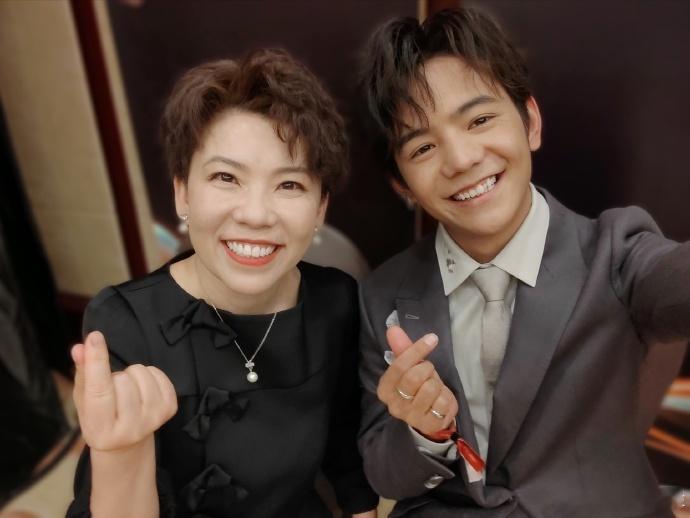 #邓亚萍丁真同框##2023年度慈善盛典# 正在举行，与合影，非常有精气神！ ​