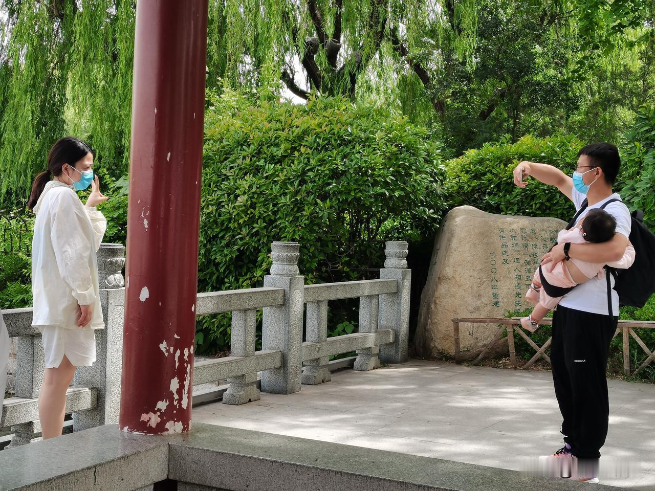 晒图笔记大赛济南大明湖一景：携小家，赴林间清风，镜头定格平凡又温柔的日常，日子简