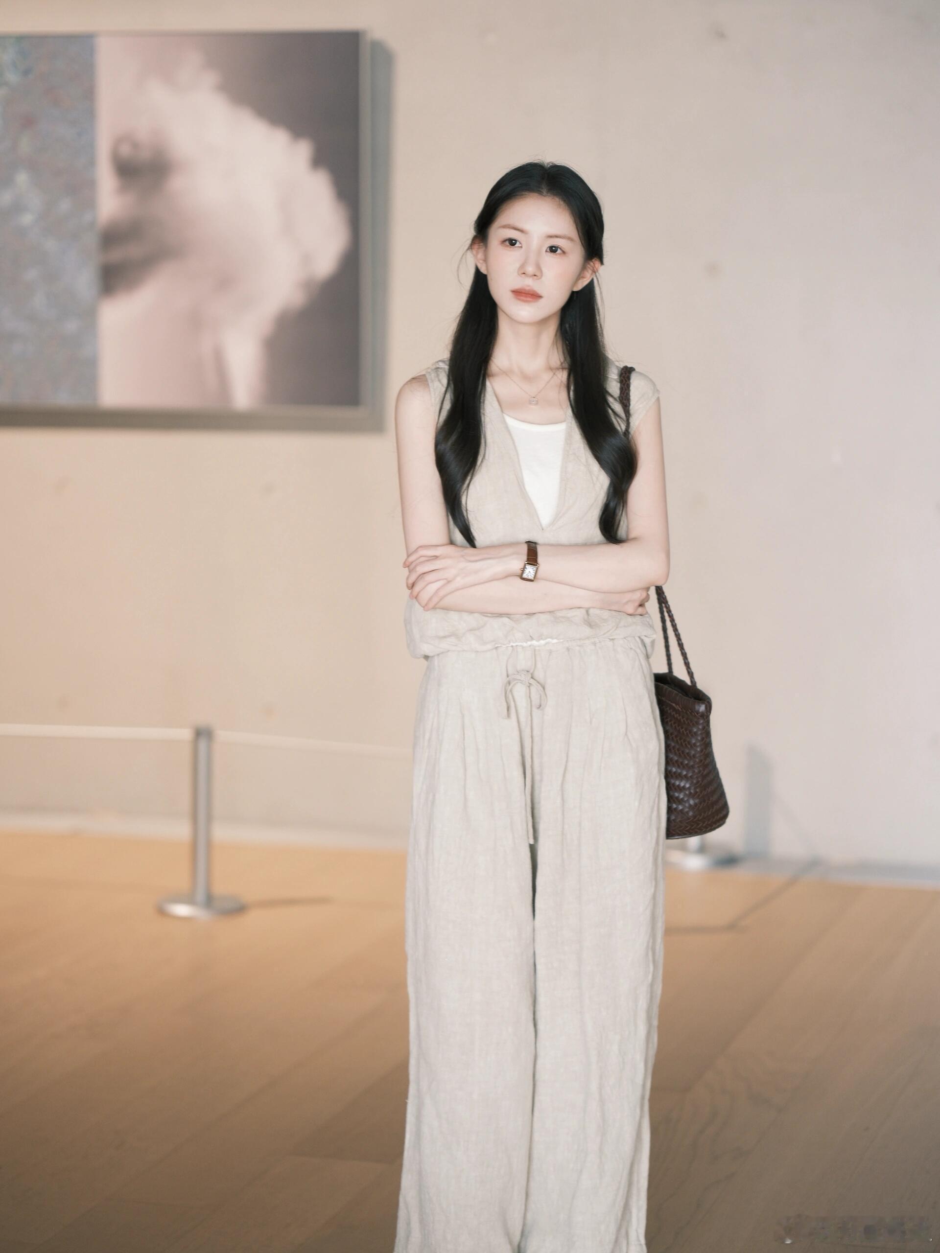 🌸简约亚麻风，打造夏日清新look🌸今天来分享一套超级适合夏季的简约穿搭，不