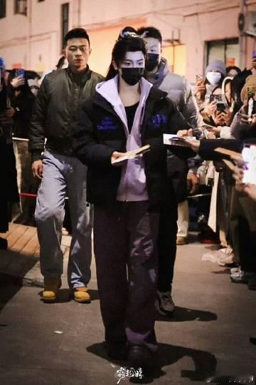 侯明昊上班 作为职场的“时尚活力源”，小猫哥的着装风格简直是一种生活态度，能让我