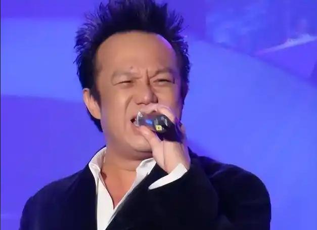 6月14日歌坛传来不幸的消息，实力派歌手黄大炜在美国病逝。
相信很多歌迷都是听着