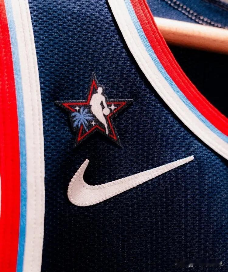 快船官方真是特别会来事！今天快船将会坐镇主场迎战东部劲旅骑士，值得一提的是，在比