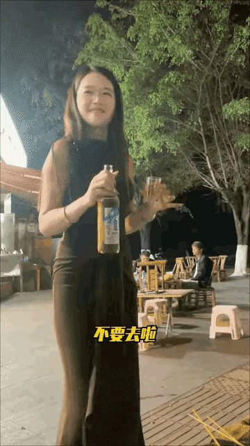 这美女一下子社死了[捂脸]不过却弄巧成拙，成功引起了对面这个帅哥的注意[泪奔]