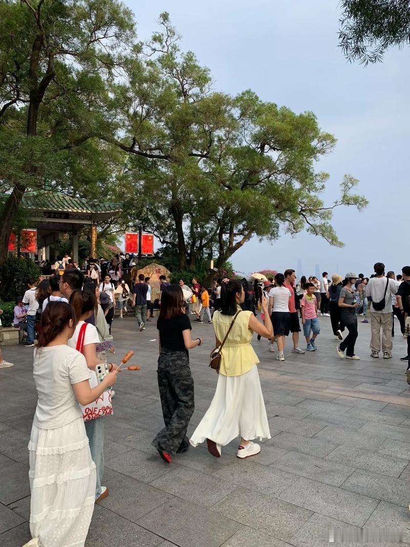 五一假期真是捅人窝了吧五一最好的选择就是和回家家人团聚，或者就近去玩喜欢的爱好，