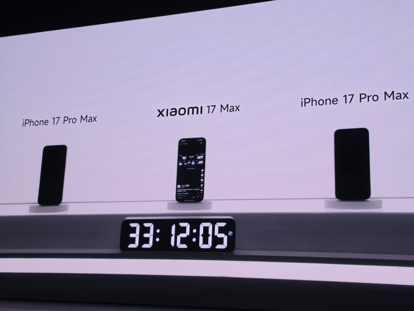 小米17 Max 续航耗死两台iPhone17 Pro Max还剩2％ 