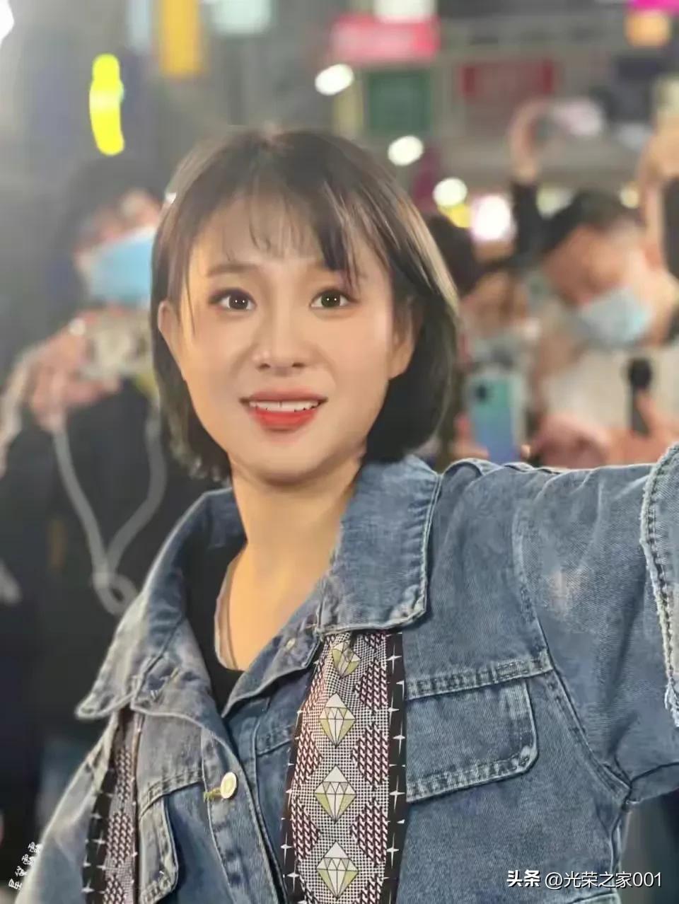 2024重庆市最新女富豪揭晓；小阿七，女，1996年9月4日出生于重庆市，初中学