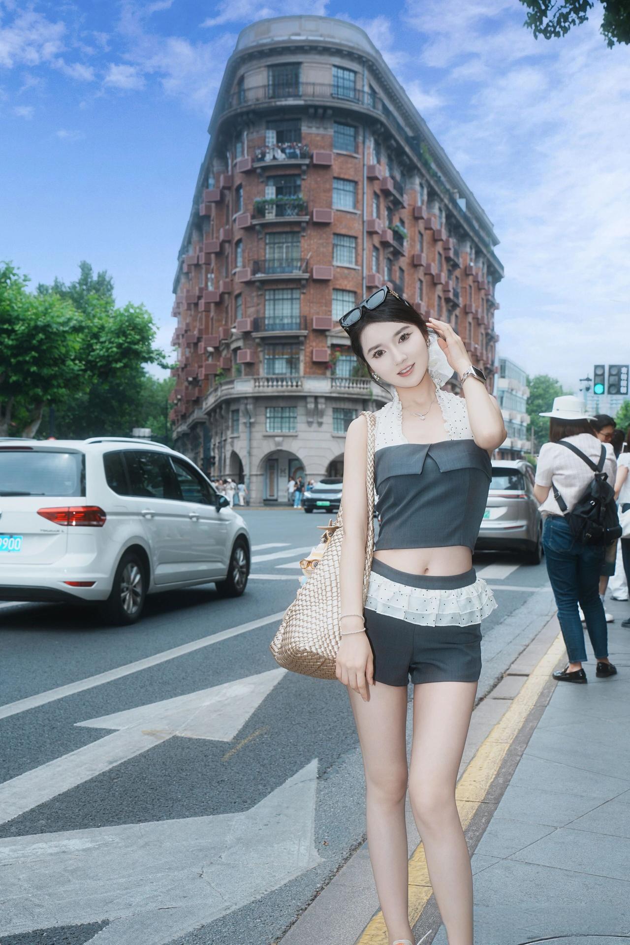 路上行走的时尚小姐姐。