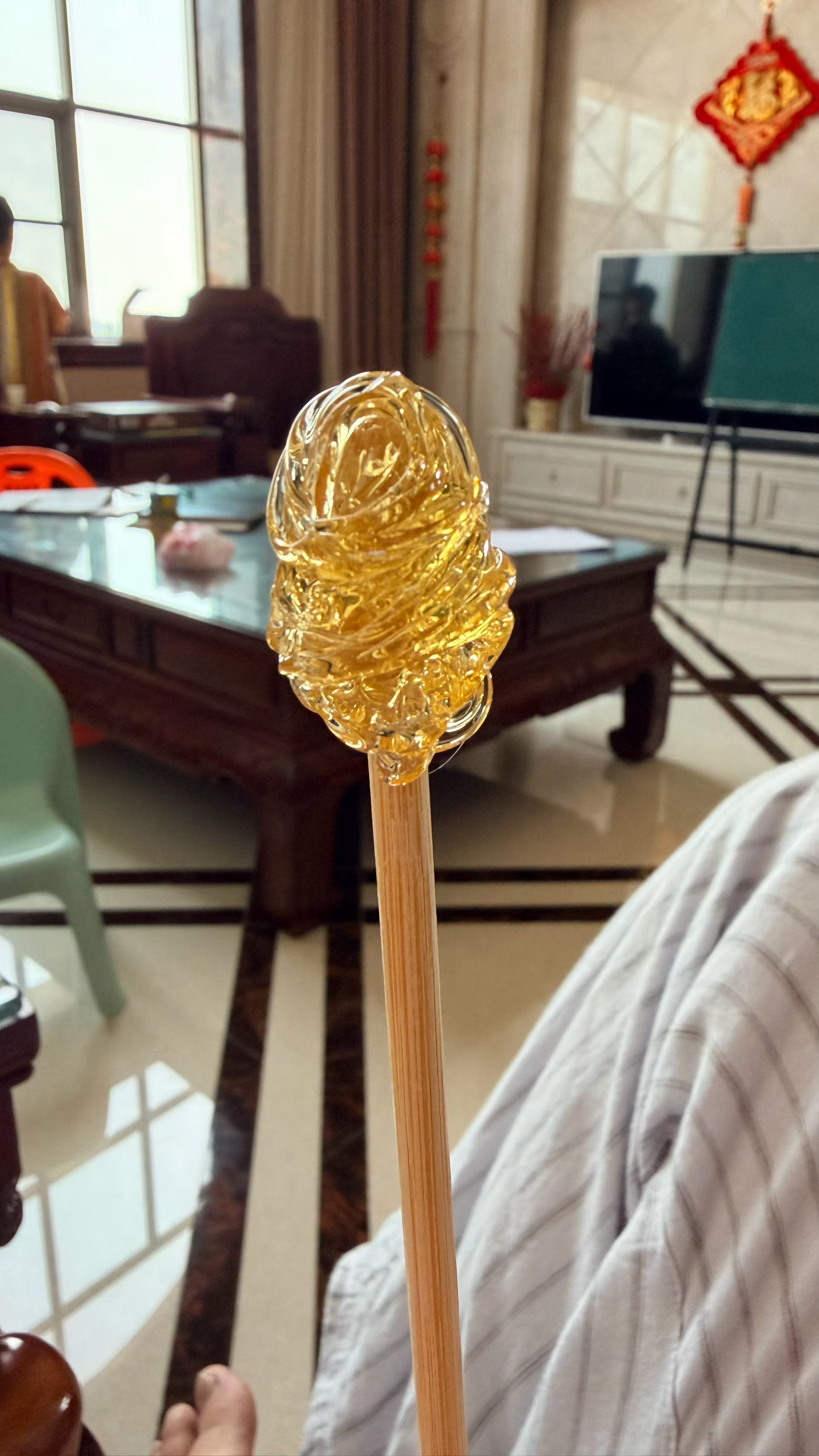小时候眼里闪闪发光的麦芽糖，今天又吃到了。那时候心思简单，所有的开心都直白，搅糖