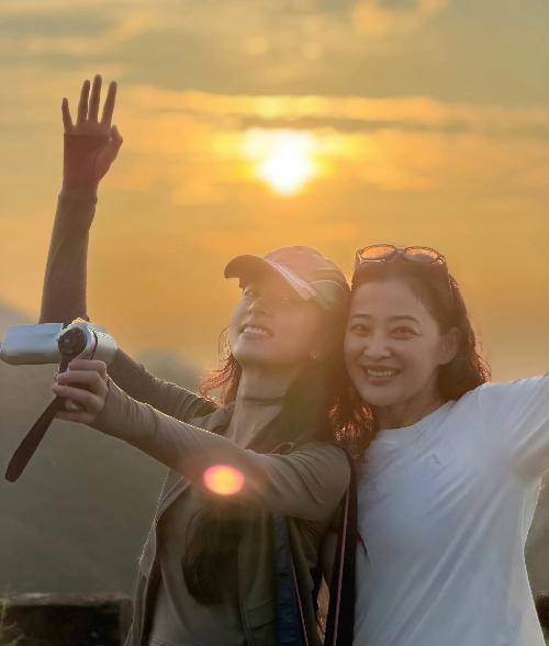 说实话，
真的感觉娱乐圈的友谊也太神奇了！
万万没想到梅婷和周雨彤竟然能成为好朋