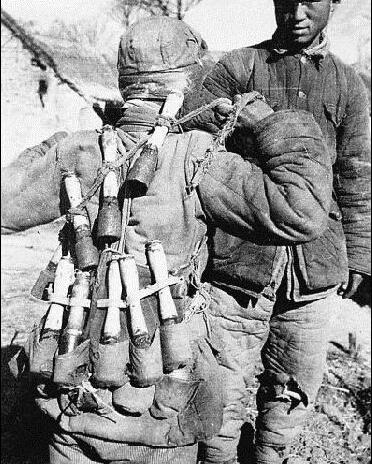 1943 年冬夜，姜才莲刚把两个新四军藏好，“哐当”一声，门就被鬼子砸开了。突然