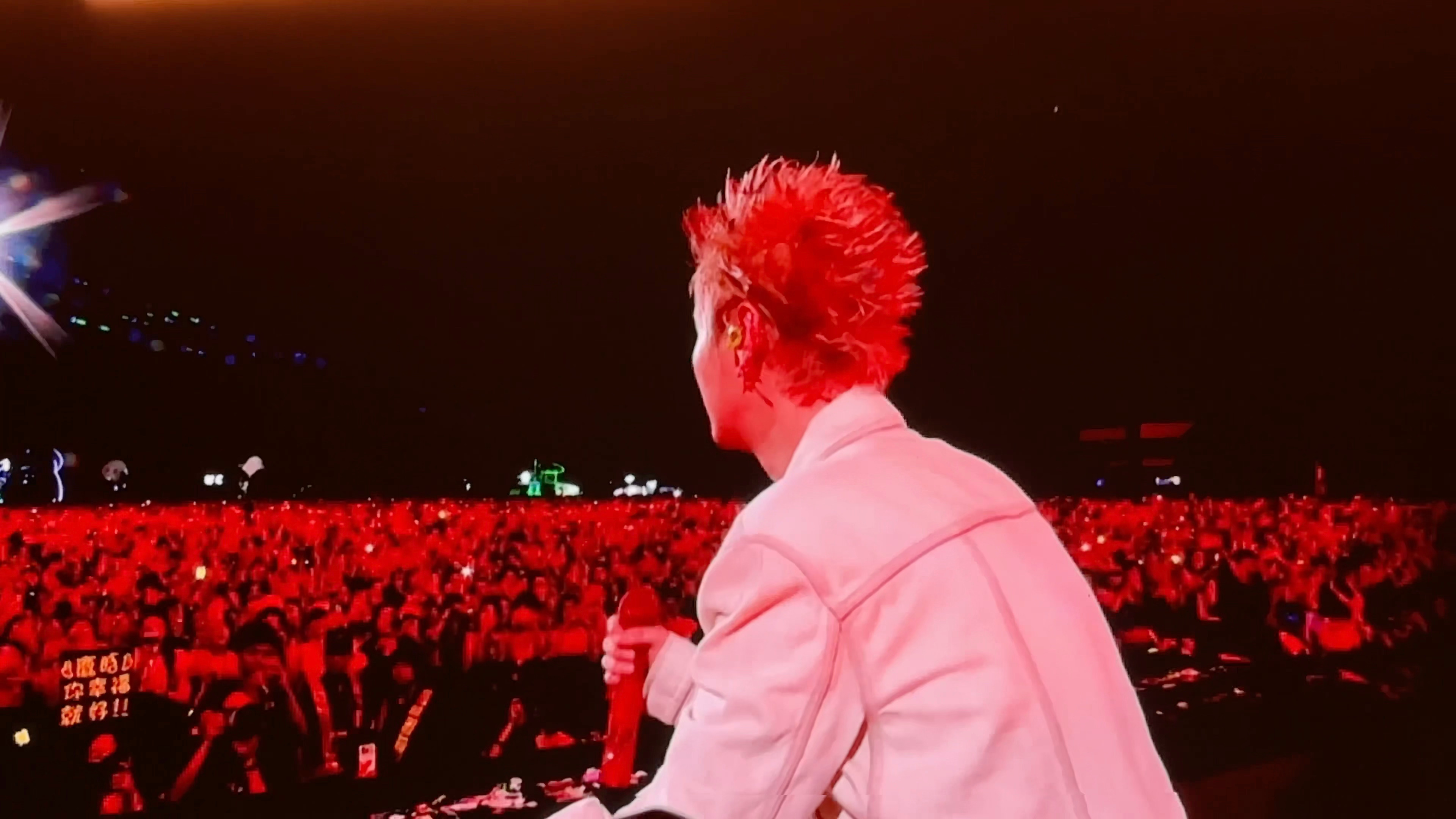 鹿晗把音乐节开成演唱会鹿晗压轴登场Gapday音乐节，规格与诚意直接拉满。全程全