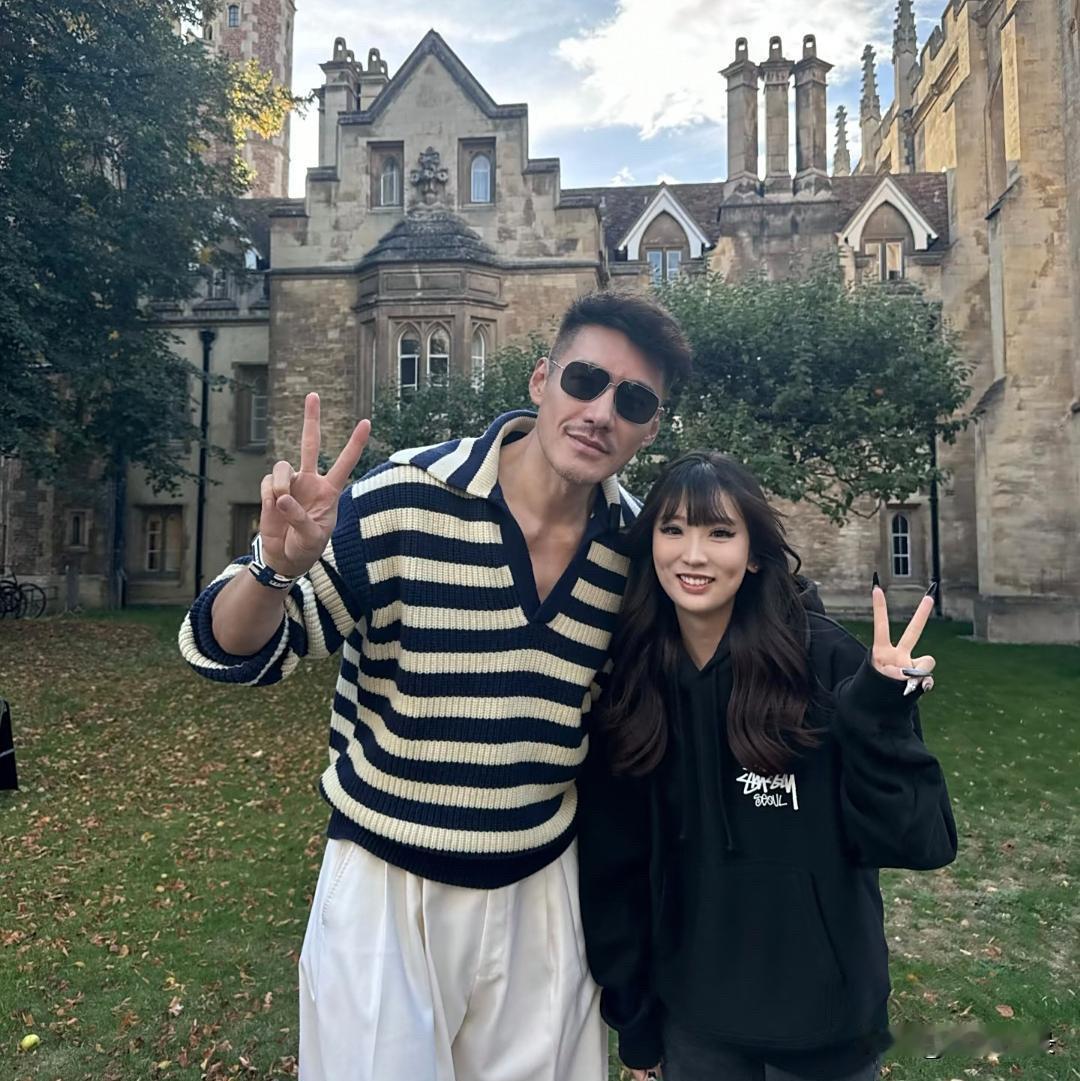 54岁胡兵在英国剑桥大学被偶遇，他的打扮太帅了，真人看起来好瘦，身材高挑，脸有点