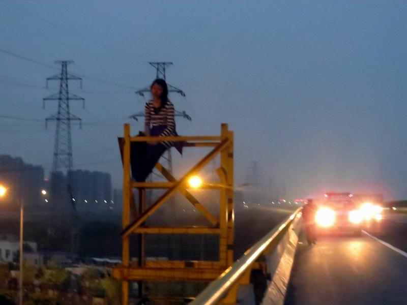 一位性学专家说：
”无论跟谁谈恋爱结婚，
你可以找丑的，找穷的，
找矬的，找五大