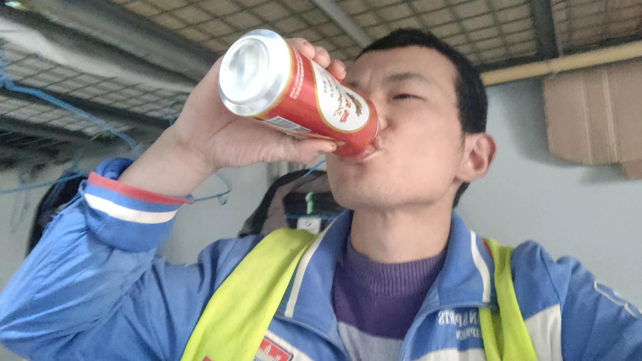 小伙来上海工地70天，总共挣了20000元，除掉吃饭，还有15000元，都说上海