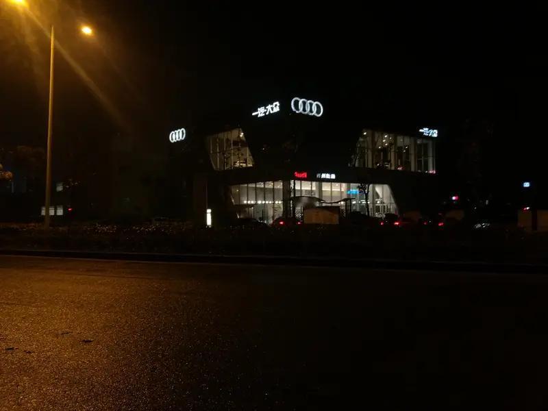 女子去奥迪4S店修大灯，报价3000多元，结账却变成8500元，这也太坑了，简直