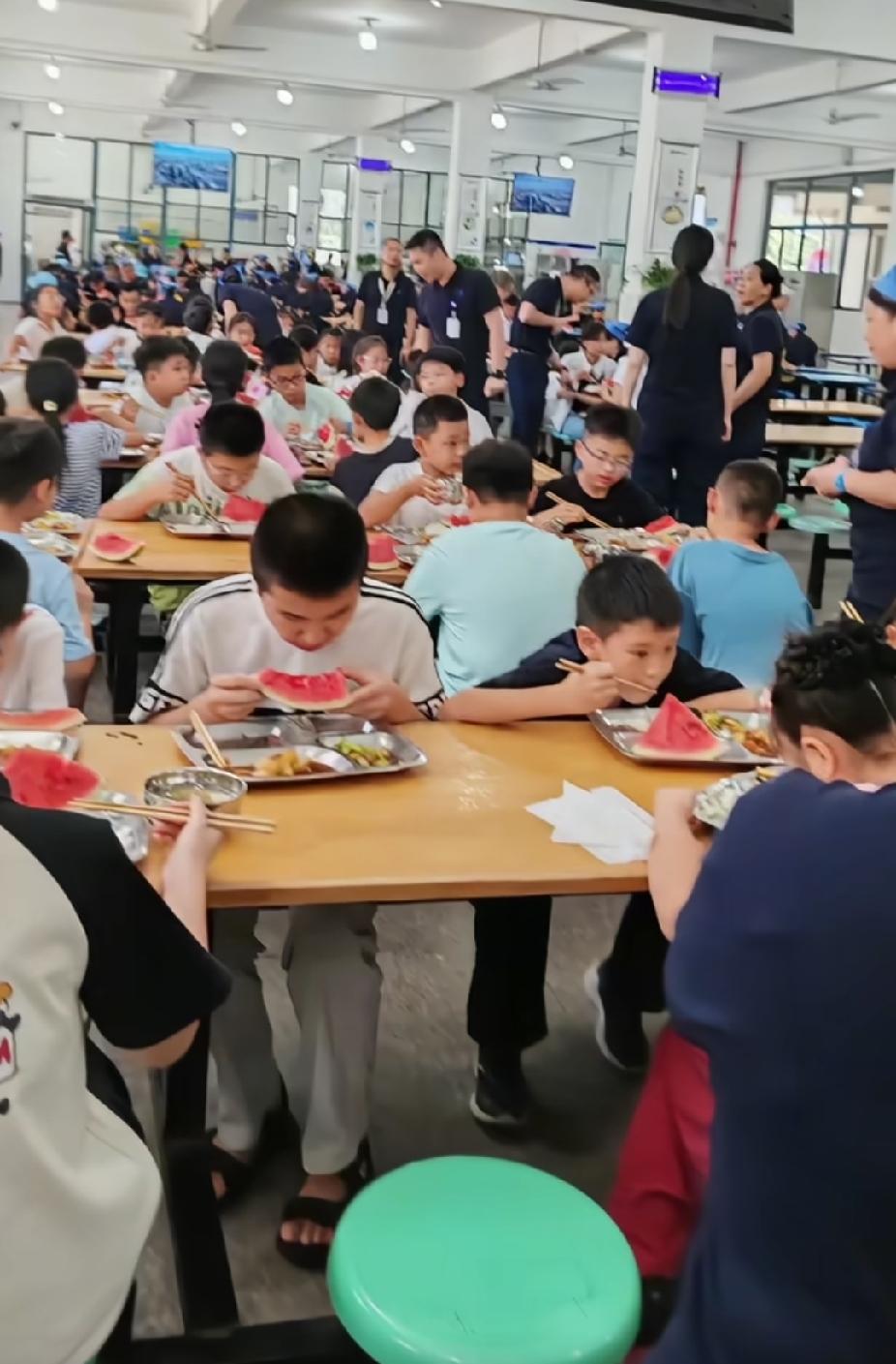 公司的员工食堂里，突然多了一群孩子吃饭，知道原因后，让人又羡慕又感动了。

浙江