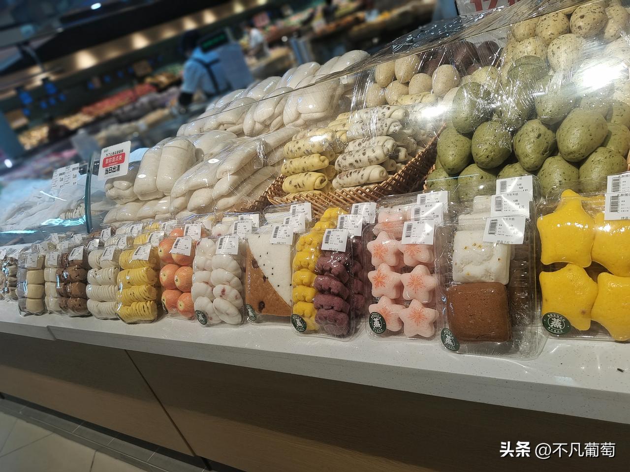 好多糕点五颜六色，真好看，应该也很好吃吧，爱了爱了[捂脸]