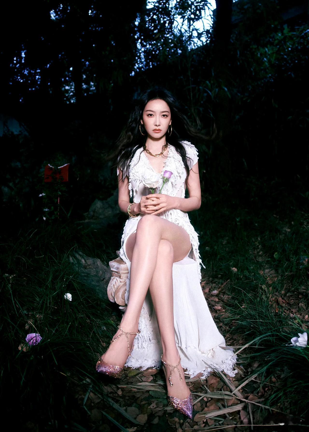 宋茜白色短裤配这件白色高开叉裙子美到无边界，一头微卷飘逸的长发，散发着无限的魅力