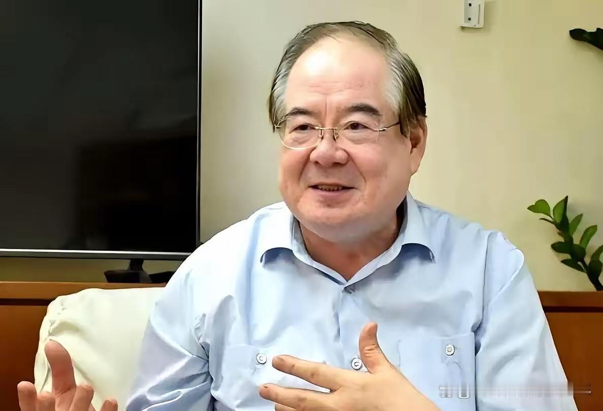 国民党副主席李乾龙，77岁了，前两天干了一件事：他死活不要人扶，自己一步一步，爬